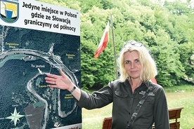 	Iwona Szczygieł prezentuje na mapie rzekę, która bawi się polsko-słowacką granicą.