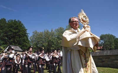 	Po sumie odbyła się tradycyjna procesja.