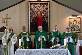 ▲	Świętujący mężczyźni wraz z biskupem elbląskim.