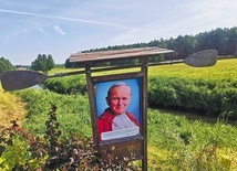 	„Człowiek w umiejętnym obcowaniu z przyrodą odzyskuje spokój, ucisza się wewnętrznie” – powiedział papież Jan Paweł II w 1980 roku w Castel Gandolfo. Na zdjęciu: Pamiątkowa tablica, którą znajdziemy na trasie spływu.