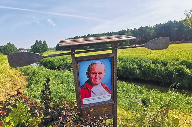 	„Człowiek w umiejętnym obcowaniu z przyrodą odzyskuje spokój, ucisza się wewnętrznie” – powiedział papież Jan Paweł II w 1980 roku w Castel Gandolfo. Na zdjęciu: Pamiątkowa tablica, którą znajdziemy na trasie spływu.