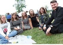 ▲	Grupa młodych z Tworoga z ks. Emanuelem Polokiem.