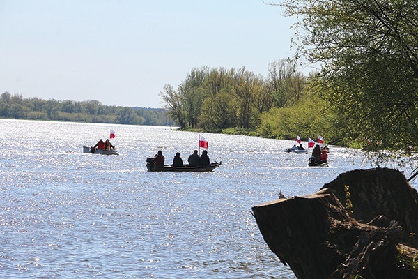 ▲	Poziom wody najłatwiej sprawdzić wiosłem, dlatego wodniacy życzą sobie „pióra wody pod kilem” − w tym roku, z uwagi na niski stan wód, nie wszędzie tyle się znajdzie.