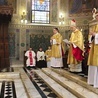 ▲	W czasie ostatnich święceń kapłańskich bp Piotr Libera nie zasiadał już na złoconej katedrze. Podczas liturgii używał innego fotela, zaś zajmowane przez niego 15 lat miejsce pozostało puste.