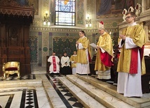 ▲	W czasie ostatnich święceń kapłańskich bp Piotr Libera nie zasiadał już na złoconej katedrze. Podczas liturgii używał innego fotela, zaś zajmowane przez niego 15 lat miejsce pozostało puste.