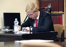 Jeden z kandydatów w czasie pisania egzaminu w seminaryjnej czytelni.