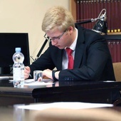 Jeden z kandydatów w czasie pisania egzaminu w seminaryjnej czytelni.