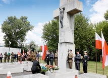 11.07.2022. Ambasador Ukrainy  Wasyl Zwarycz  składa kwiaty  przed pomnikiem Rzezi Wołyńskiej  w Warszawie.