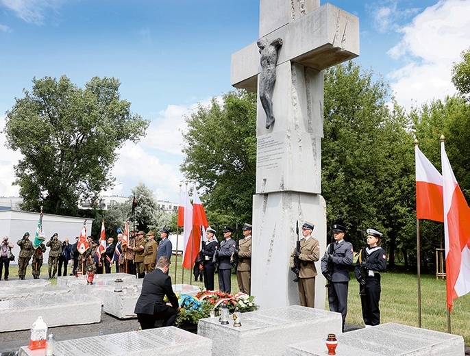 11.07.2022. Ambasador Ukrainy  Wasyl Zwarycz  składa kwiaty  przed pomnikiem Rzezi Wołyńskiej  w Warszawie.