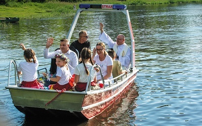 Pod czujnym okiem ratowników dwie łodzie wyruszyły na rejs  po Narwi, w czasie którego ksiądz proboszcz Michał Lemański dokonał poświęcenia rzeki.