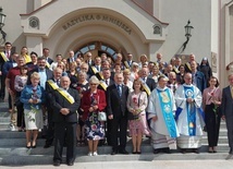 Uczestnicy spotkania przed skarżyskim sanktuarium z ks. Jerzym Karbownikiem i ks. Januszem Chyłą (trzeci od prawej).Z prawej Delegat Stanowy Krzysztof Zuba.