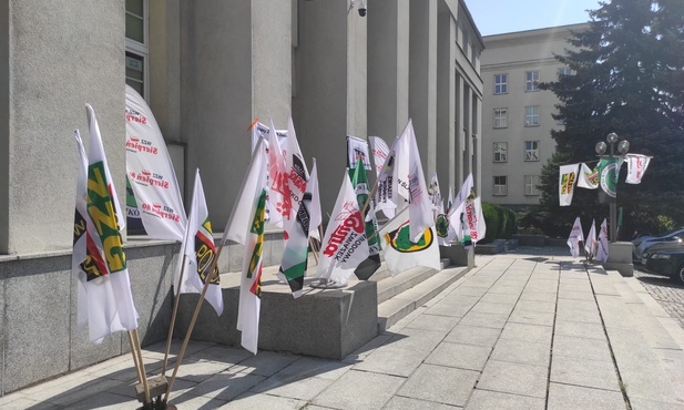 Katowice. Okupacja biur poselskich, manifestacja i blokada torów. Górniczy związkowcy zaostrzają protest