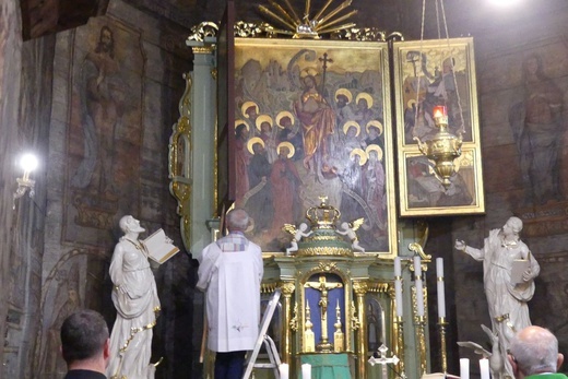 Podniesienie i otwarcie Tryptyku Mikuszowickiego w bielskim kościele św. Barbary