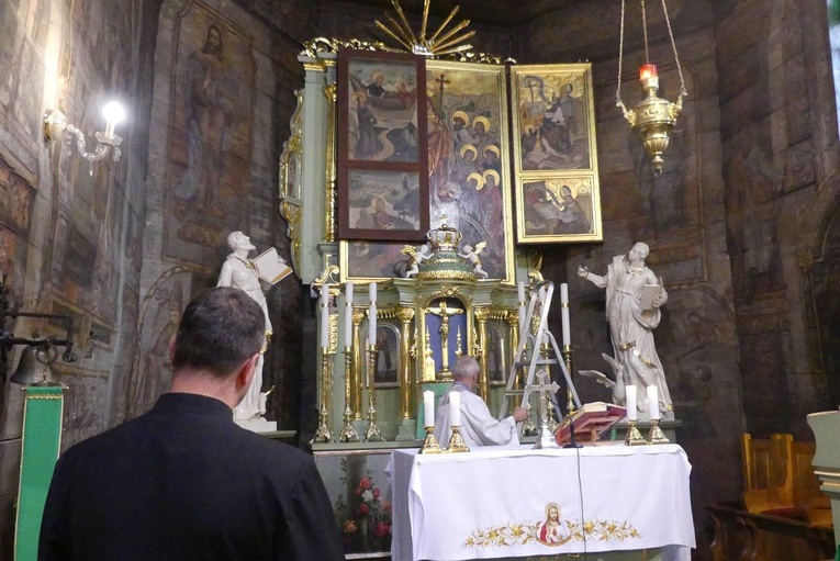 Podniesienie i otwarcie Tryptyku Mikuszowickiego w bielskim kościele św. Barbary