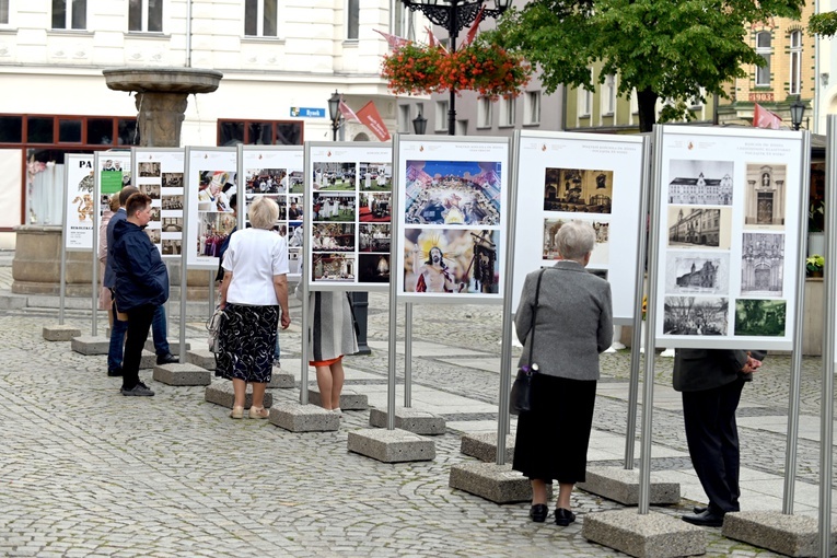 Wystawa i sesja historyczna z okazji 250-leciu kościoła św. Józefa Obl. NMP