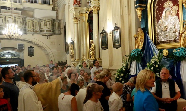 Uroczysta Msza św. zgromadziła czcicieli Matki Bożej Szkaplerznej.