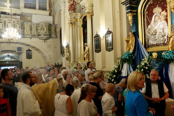 Uroczysta Msza św. zgromadziła czcicieli Matki Bożej Szkaplerznej.