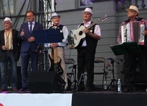 Radosław Witkowski z kapelą. Z lewej Andrzej Tom.