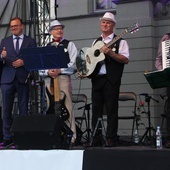 Radosław Witkowski z kapelą. Z lewej Andrzej Tom.