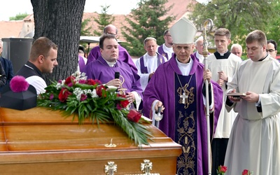 Bp Adam Bałabuch w czasie ostatniego pożegnania zmarłego księdza.