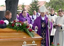 Bp Adam Bałabuch w czasie ostatniego pożegnania zmarłego księdza.