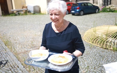 Po Mszy św. ok. 200 osób wzięło udział w uroczystym obiedzie na dziedzińcu klasztoru.