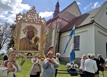 W pielgrzymce przyniesiono feretron z obrazem Matki Bożej Bocheńskiej.