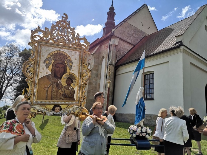 W pielgrzymce przyniesiono feretron z obrazem Matki Bożej Bocheńskiej.