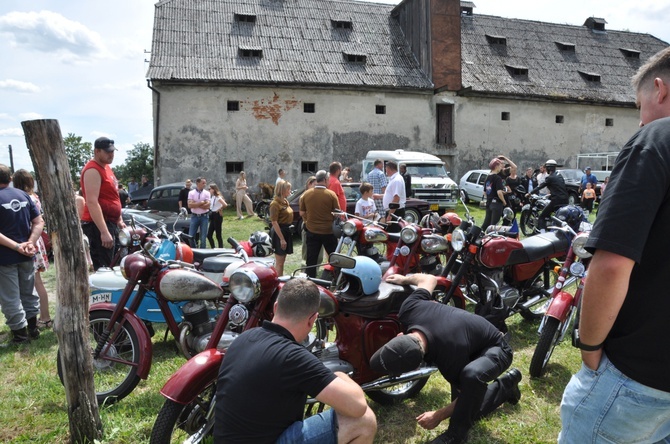 Zlot oldtimerów i święcenie pojazdów w Sławikowie