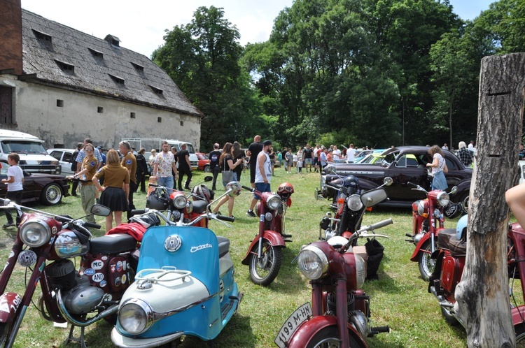 Zlot oldtimerów i święcenie pojazdów w Sławikowie