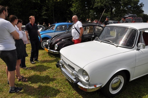 Zlot oldtimerów i święcenie pojazdów w Sławikowie