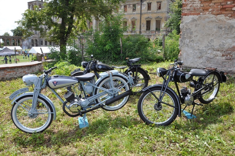 Zlot oldtimerów i święcenie pojazdów w Sławikowie