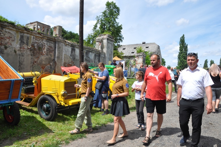 Zlot oldtimerów i święcenie pojazdów w Sławikowie