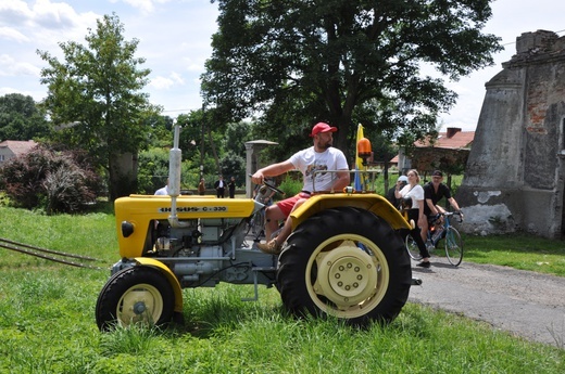 Zlot oldtimerów i święcenie pojazdów w Sławikowie