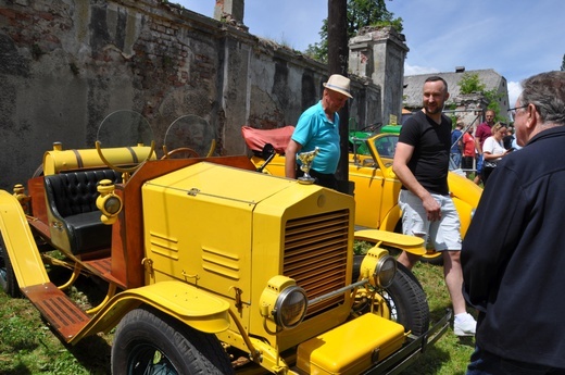 Zlot oldtimerów i święcenie pojazdów w Sławikowie