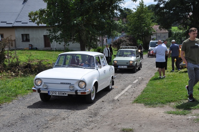 Zlot oldtimerów i święcenie pojazdów w Sławikowie