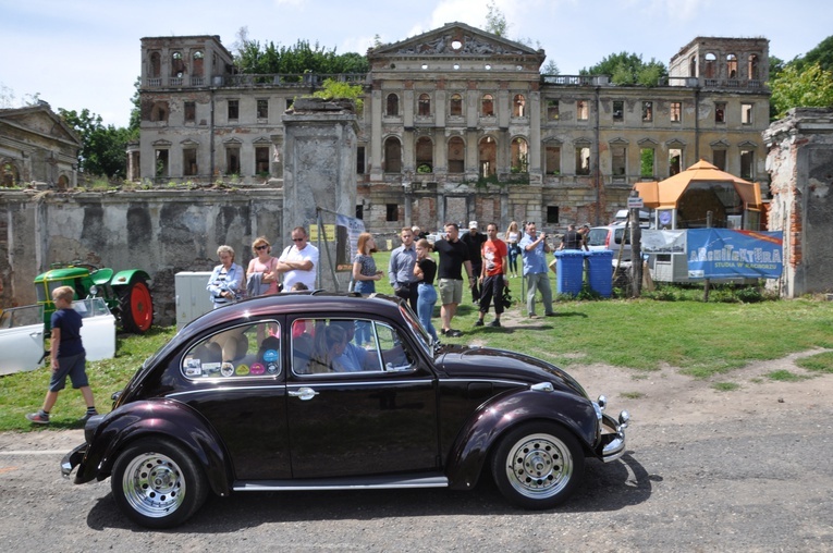 Zlot oldtimerów i święcenie pojazdów w Sławikowie