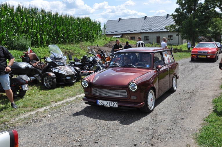 Zlot oldtimerów i święcenie pojazdów w Sławikowie