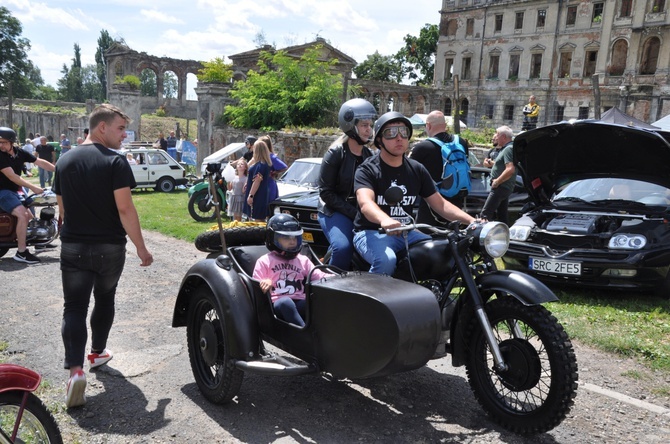 Zlot oldtimerów i święcenie pojazdów w Sławikowie