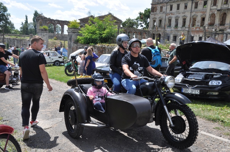 Zlot oldtimerów i święcenie pojazdów w Sławikowie