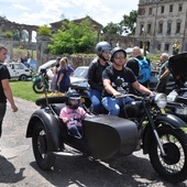 Zlot oldtimerów i święcenie pojazdów w Sławikowie