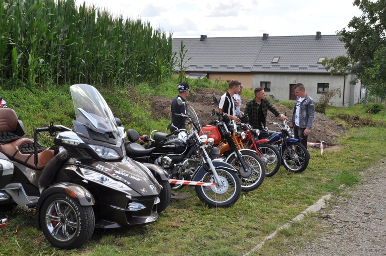 Zlot oldtimerów i święcenie pojazdów w Sławikowie