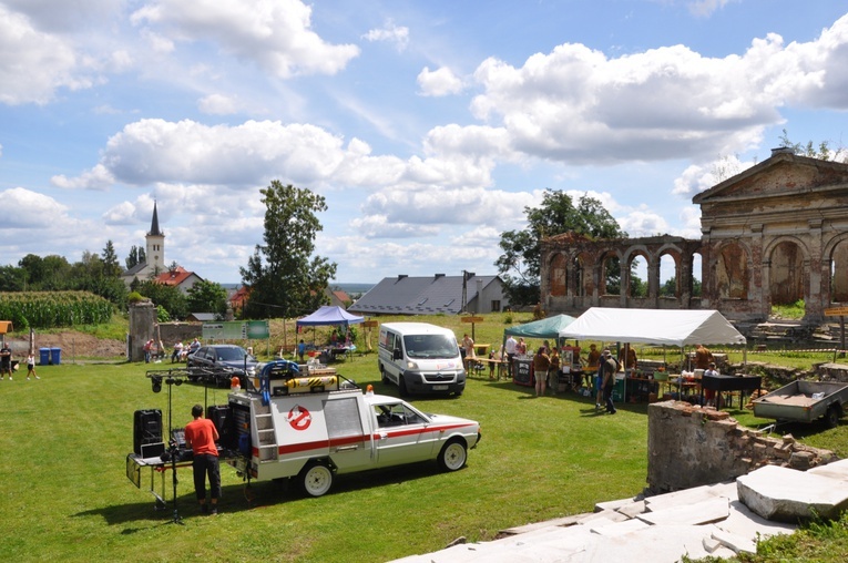 Zlot oldtimerów i święcenie pojazdów w Sławikowie