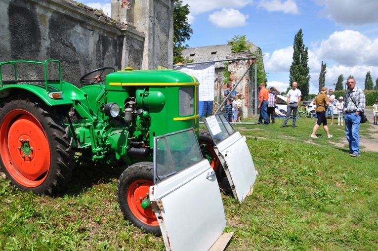 Zlot oldtimerów i święcenie pojazdów w Sławikowie