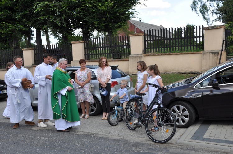 Zlot oldtimerów i święcenie pojazdów w Sławikowie