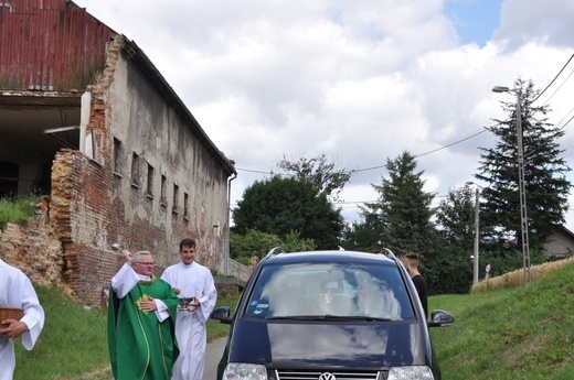 Zlot oldtimerów i święcenie pojazdów w Sławikowie