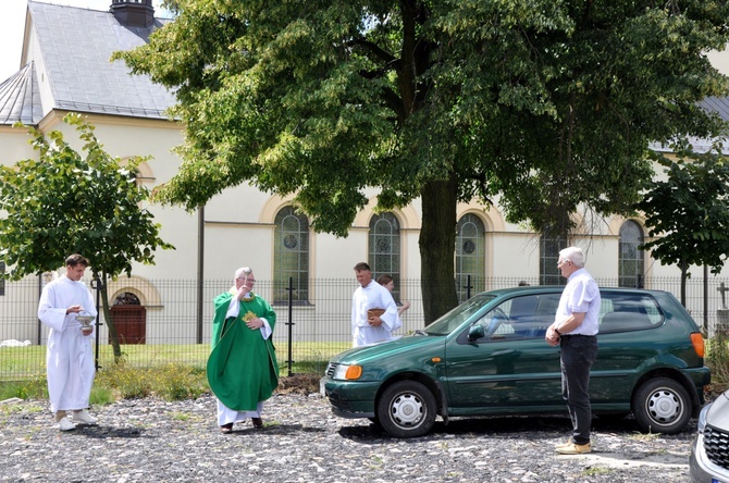 Zlot oldtimerów i święcenie pojazdów w Sławikowie