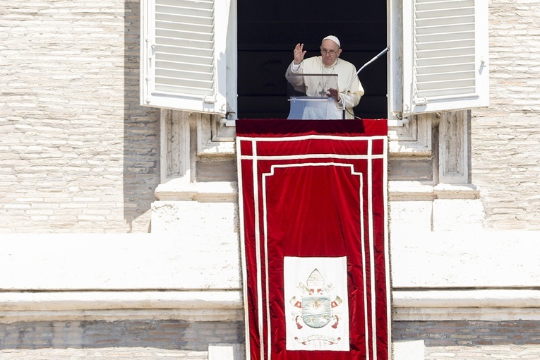 Papież wzywa dziennikarzy katolickich, by uczyli odróżniania prawdy od fałszu