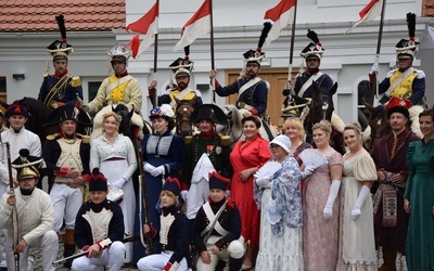 Centrum Kultury Gminy Kutno wraz z Gminną Biblioteką Publiczną im. Józefa Bohdana Zaleskiego w Leszczyku zorganizowały imprezę historyczną - I Odyseję Napoleońską – która przeniosła gości w czasie. 