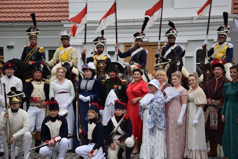 Centrum Kultury Gminy Kutno wraz z Gminną Biblioteką Publiczną im. Józefa Bohdana Zaleskiego w Leszczyku zorganizowały imprezę historyczną - I Odyseję Napoleońską – która przeniosła gości w czasie. 